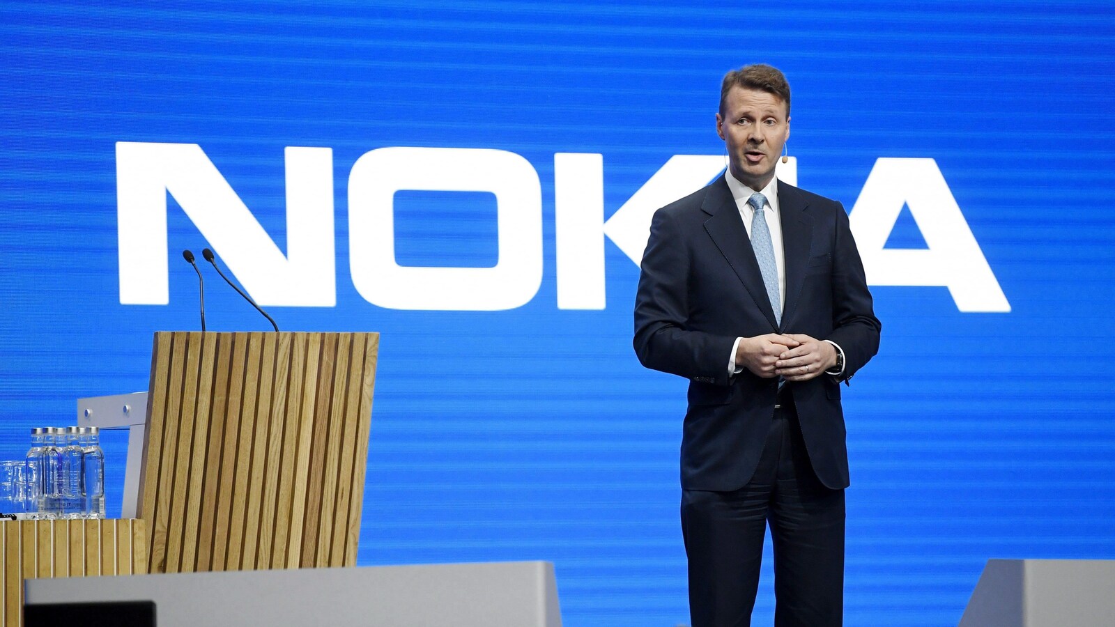 Il parle devant un grand panneau sur lequel on peut lire en grosse lettre Nokia.