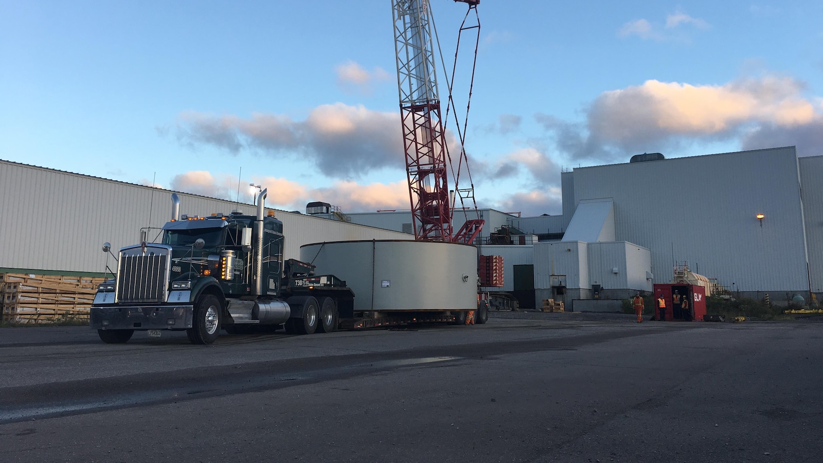 Un camion transporte d'énormes pièces d'équipements.