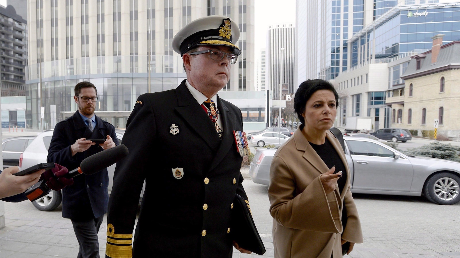 Une photo montre le vice-amiral Mark Norman qui arrive pour sa comparution en compagnie de son avocate Marie Henein.