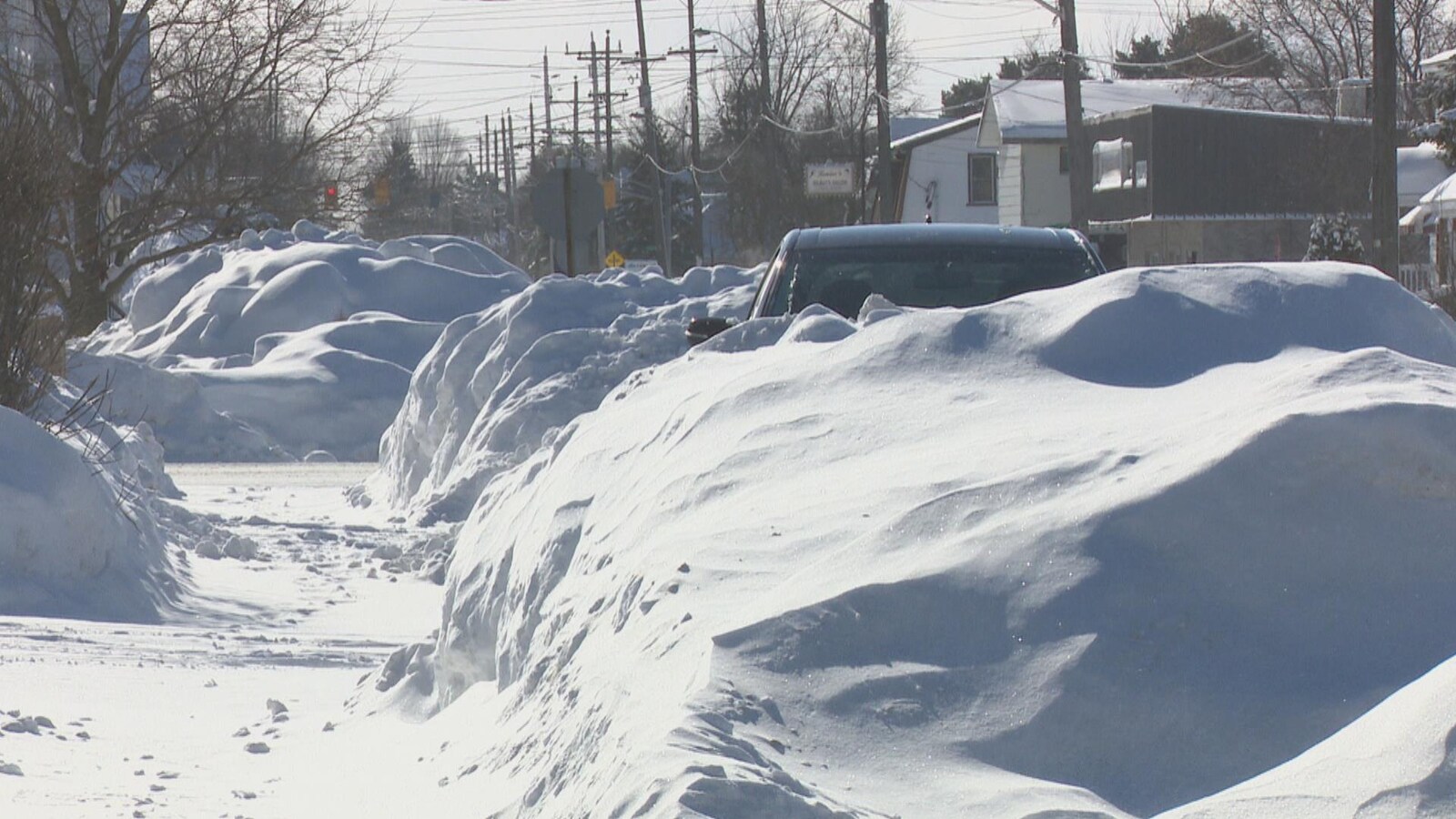Une voiture sous la neige.