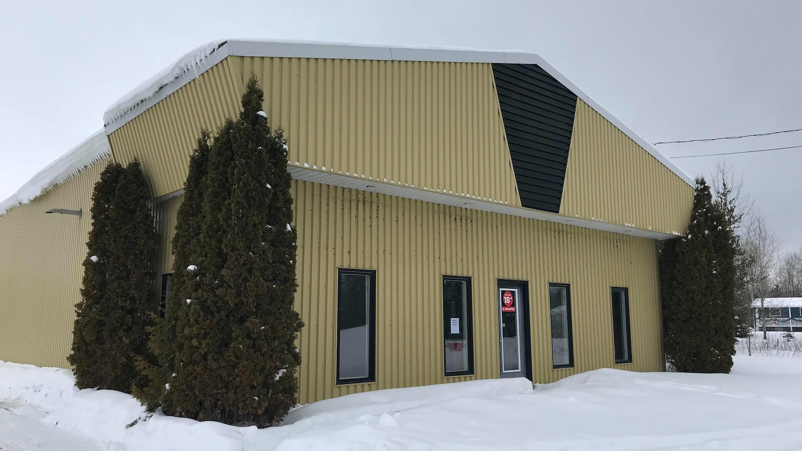 Un gros édifice jaune vacant devait accueillir le dispensaire de cannabis.