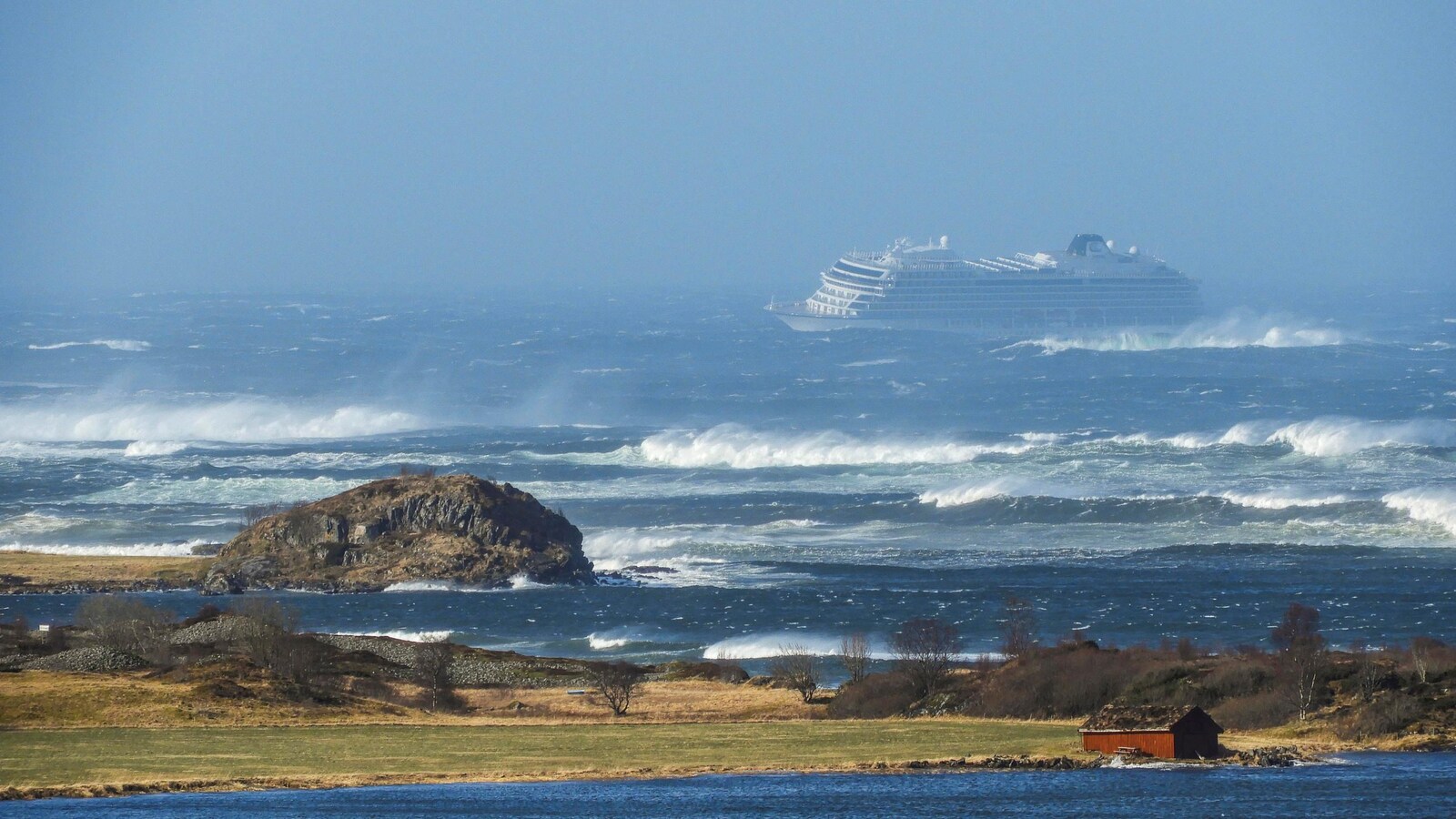 Vue du bateau de croisière Viking Sky à partir des côtes de la Norvège.