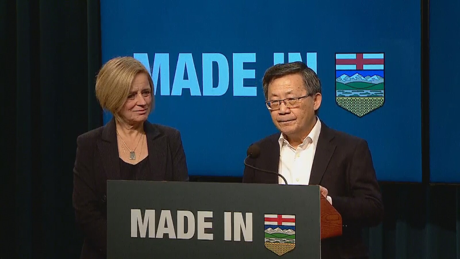 Rachel Notley (à gauche) et Columba Yeung ( à gauche) sont en train de faire une allocation.