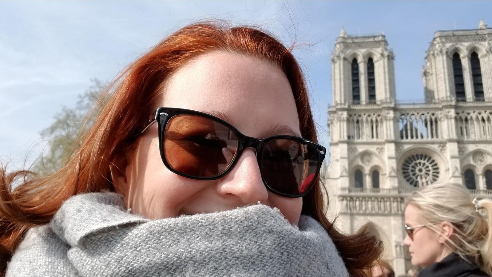 Égoportrait d'Isabelle Bombardier devant la cathédrale Notre-Dame-de-Paris le 15 avril 2019