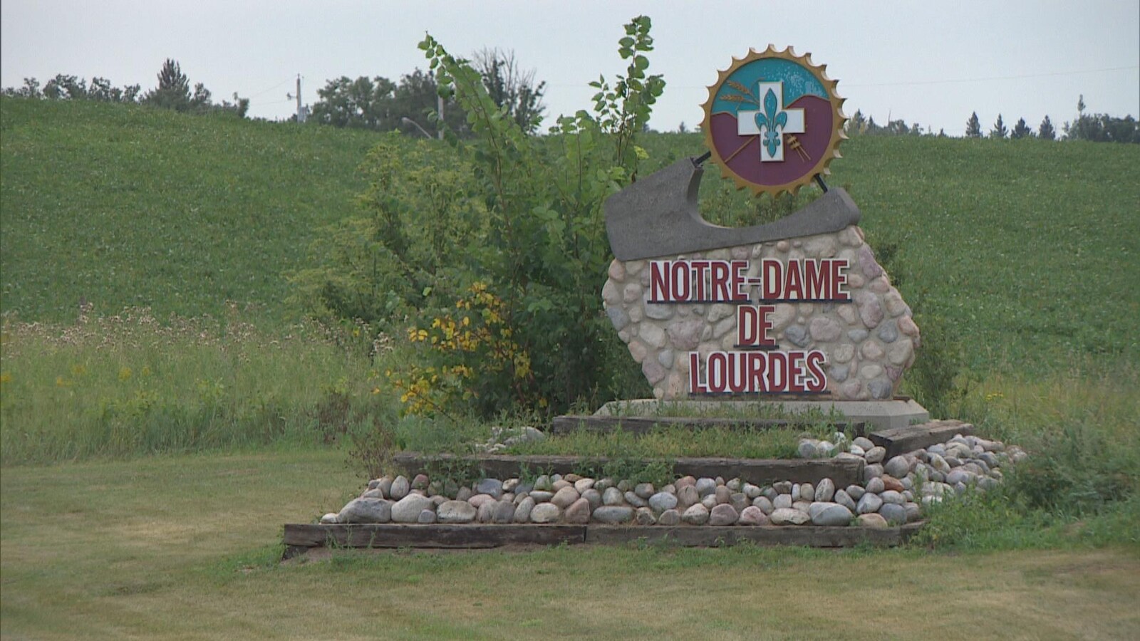 Le monument à l'entrée du village de Notre-Dame-de-Lourdes.