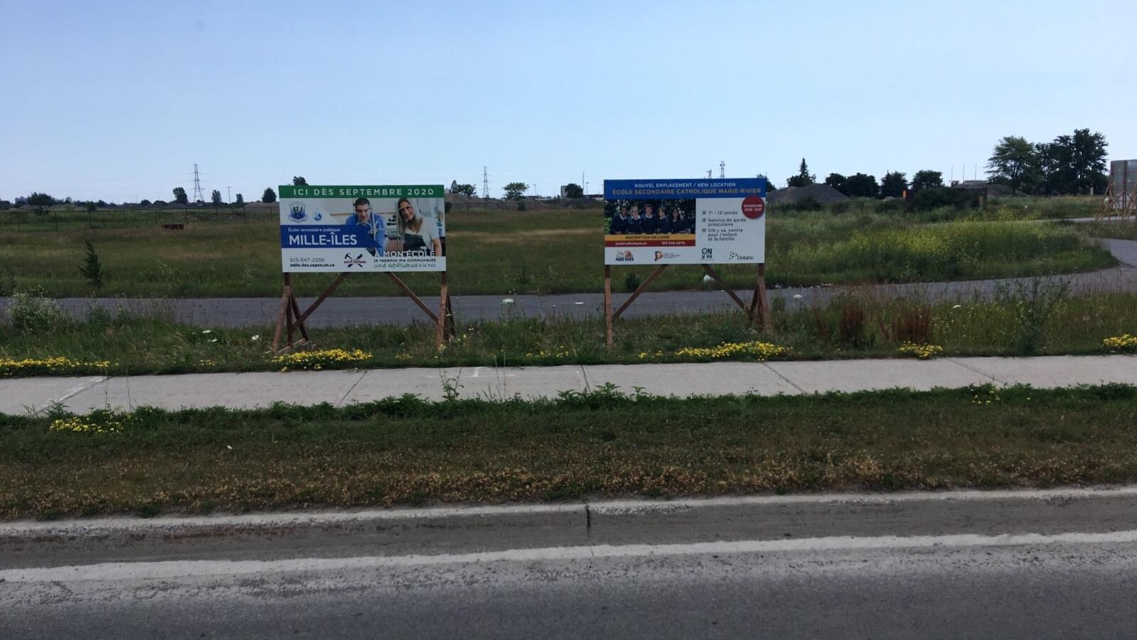 Deux affiches sur un terrain vague.
