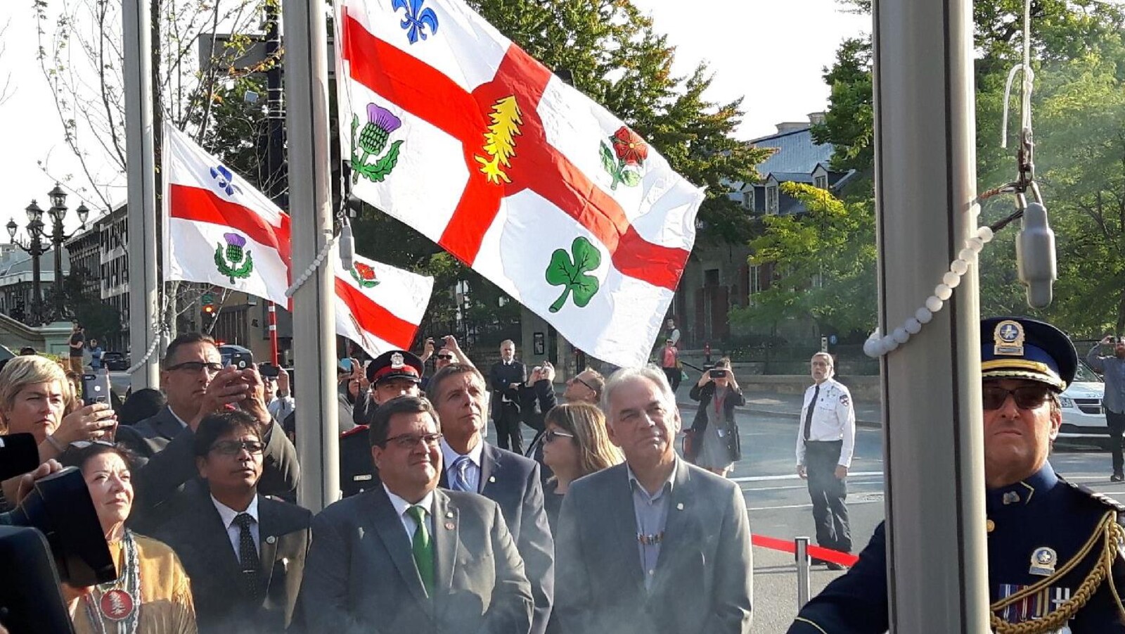 Le maire de Montréal, Denis Coderre, et Ghislain Picard, chef de l'Assemblée des Premières Nations Québec-Labrador, assistent à l'inauguration du nouveau drapeau de la Ville de Montréal.