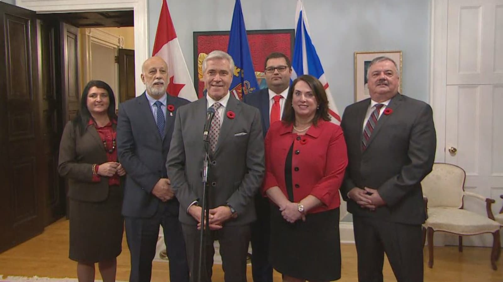 De gauche à droite : Carol Anne Haley, Al Hawkins, le premier ministre Dwight Ball, Bernard Davis, Siobhan Coady and Graham Letto.