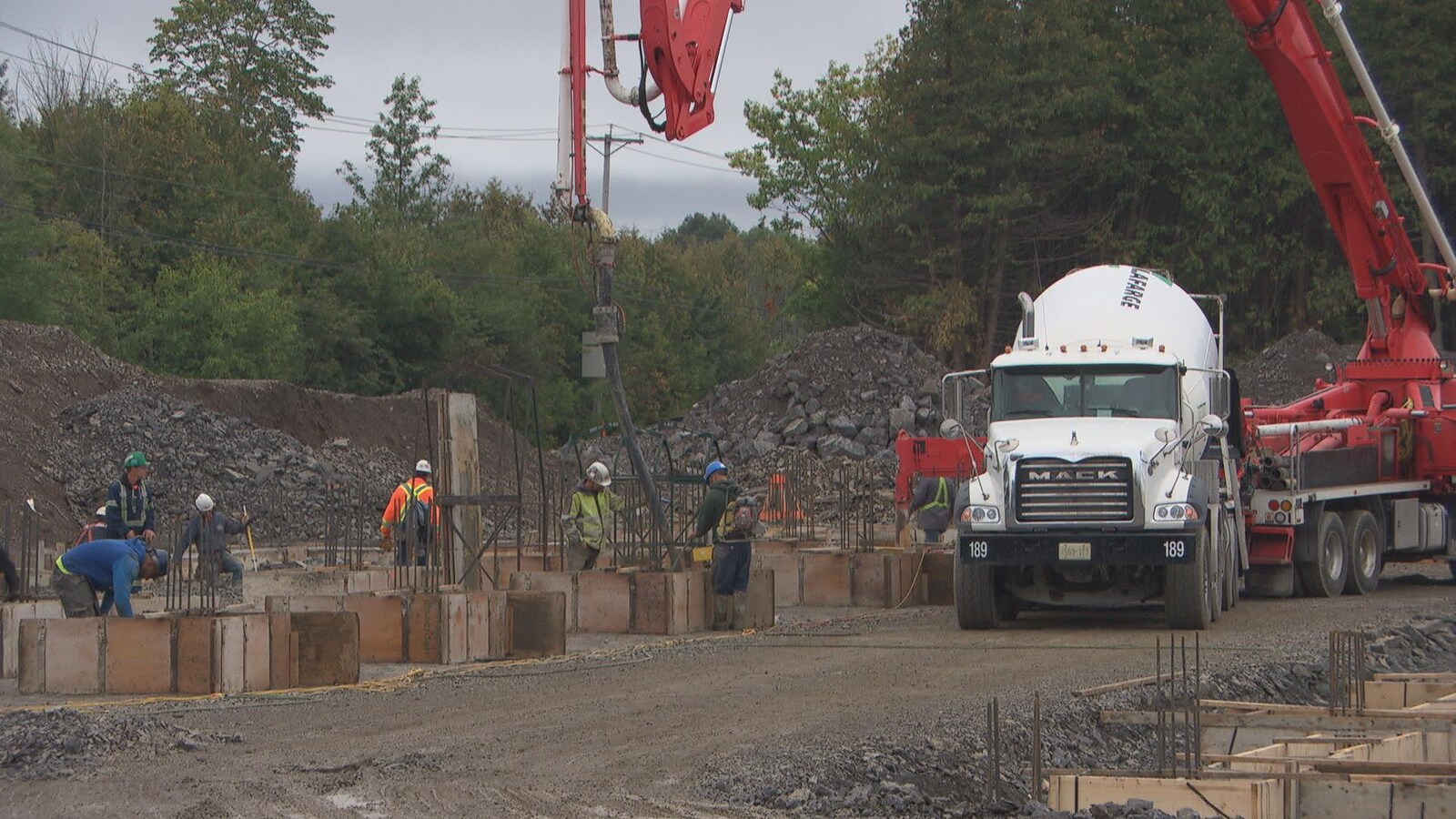Des travailleurs et un camion sur un chantier de construction