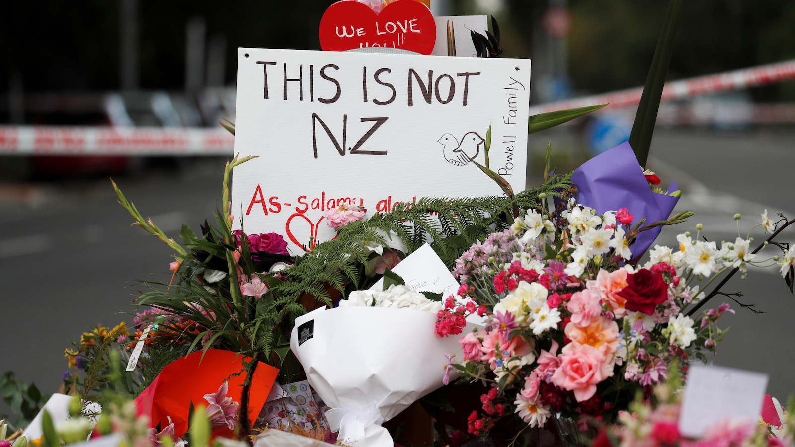 Un mémorial a été aménagé près de la mosquée Al Noor en hommage aux victimes de la fusillade de Christchurch, en Nouvelle-Zélande.