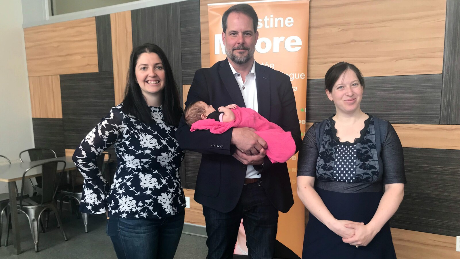 Alexandre Boulerice pose en compagnie de deux femmes, dont Christine Moore, et son bébé.
