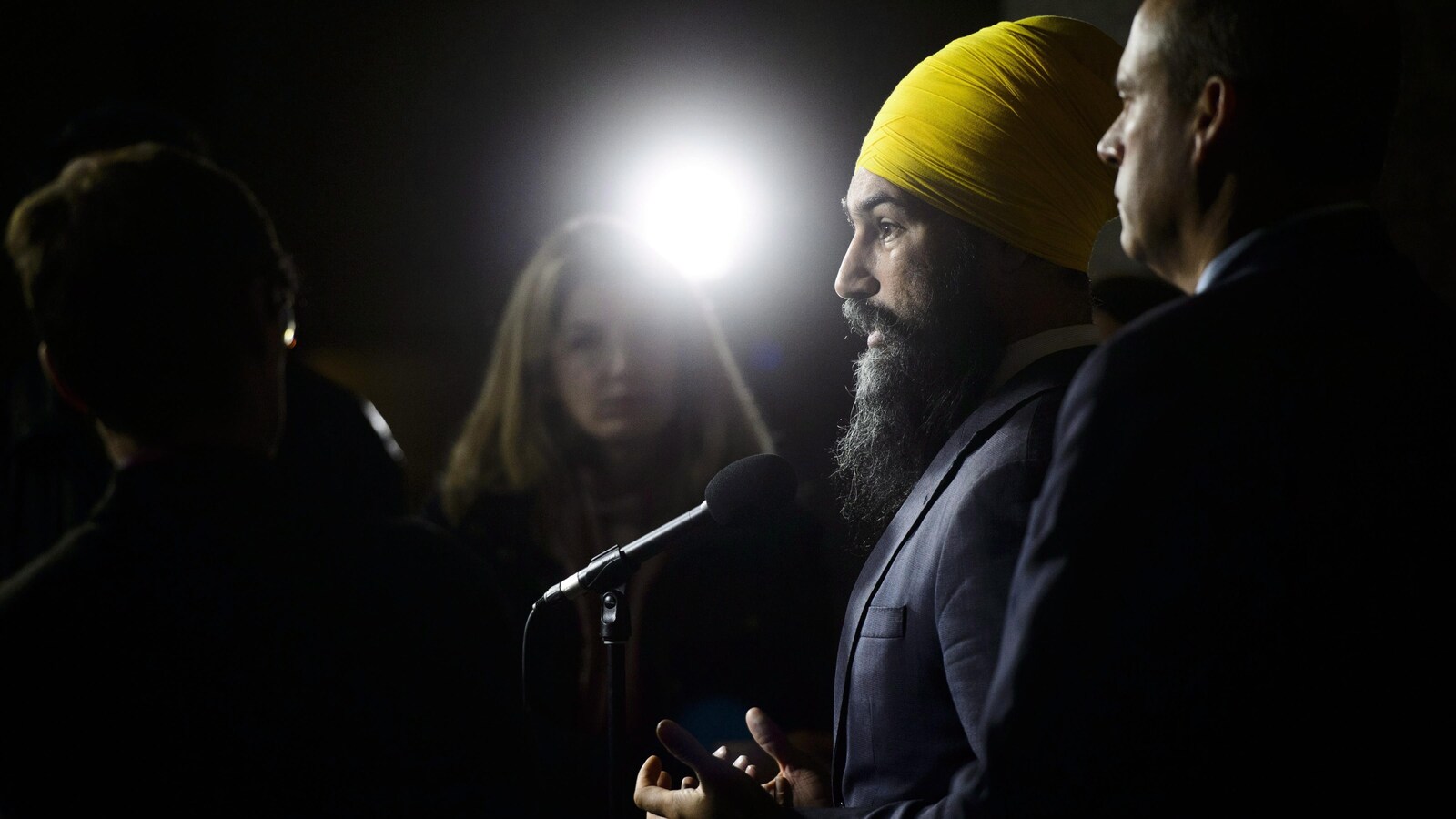 Jagmeet Singh s'exprime devant un micro.