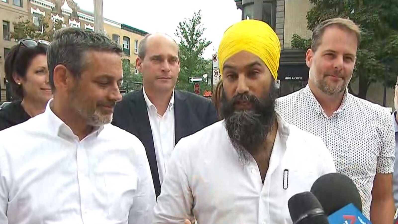 Le chef du NPD Jagmeet Singh répond aux questions des journalistes, entouré de députés.