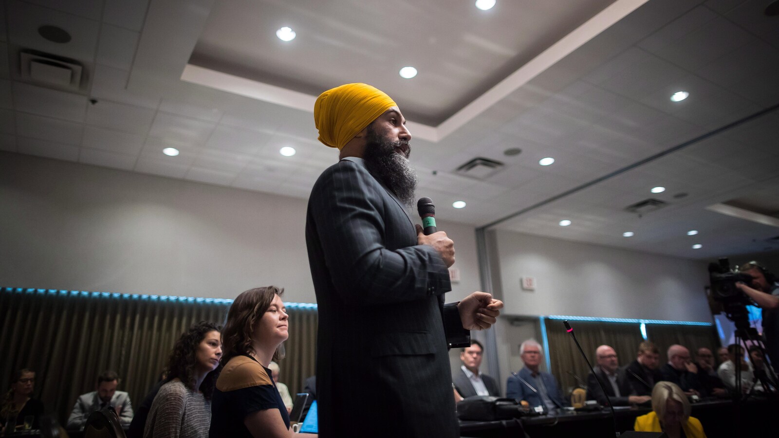 Le chef du NPD, Jagmeet Singh, prenant la parole lors de la deuxième journée du caucus du NPD à Surrey, en Colombie-Britannique.