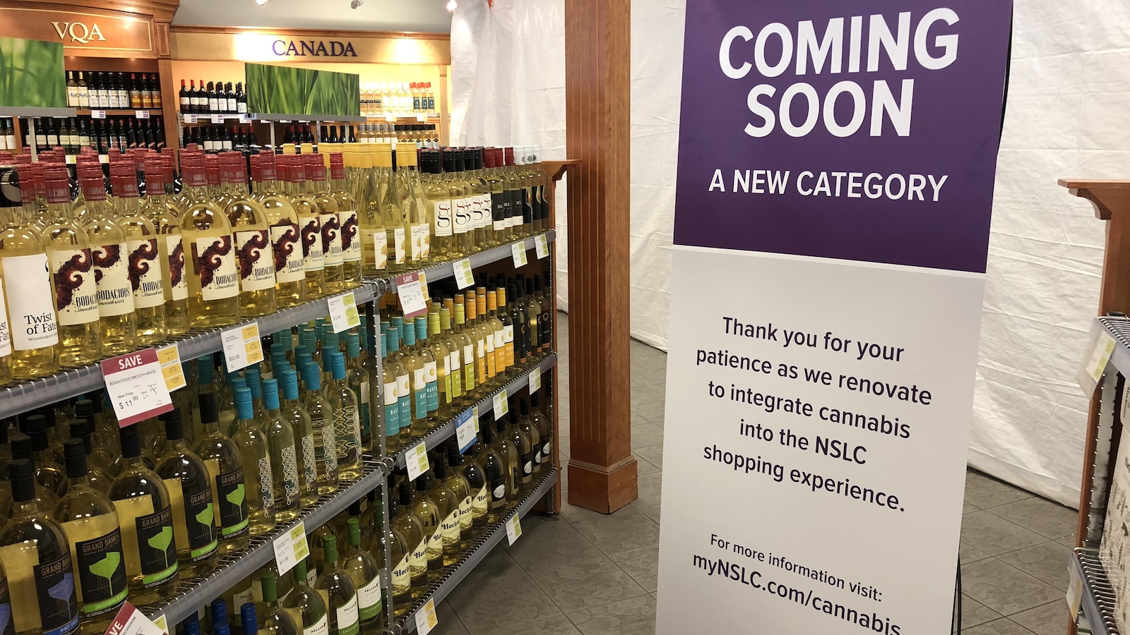 Affiche annonçant l'arrivée du cannabis dans une succursale de la NSLC vendant de l'alcool.