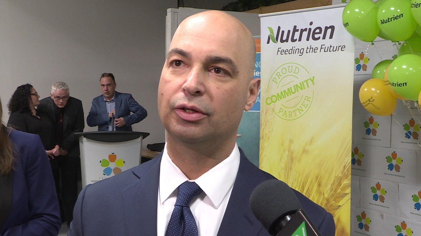 Photo de Chuck Magro lors d'une conférence de presse de Nutrien à Saskatoon.