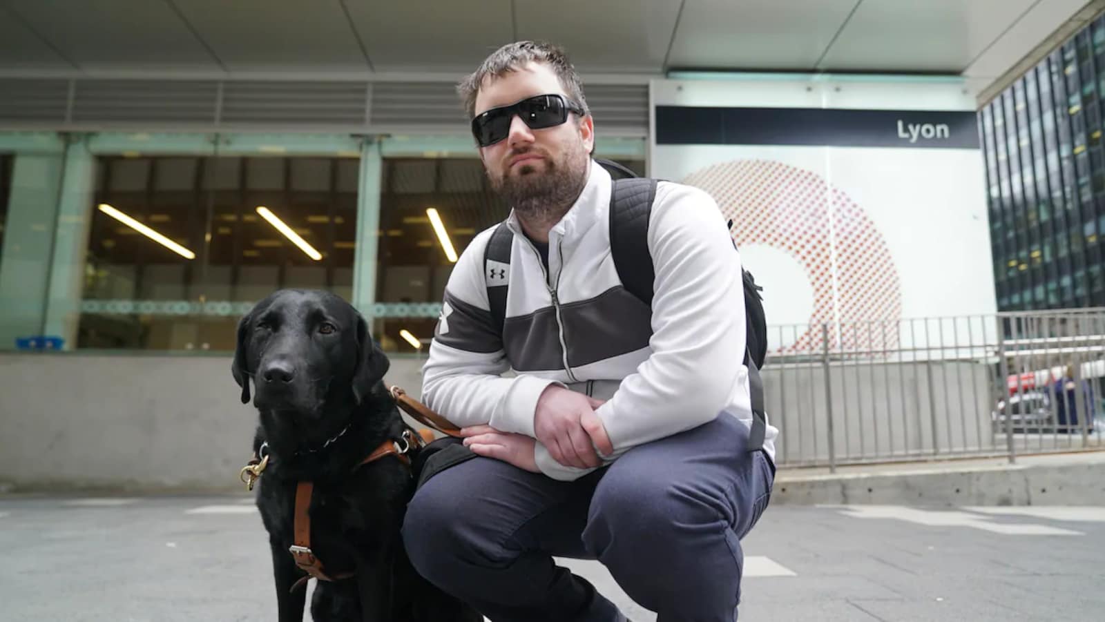 Lorne Neufeldt et son chien guide devant la station Lyon de l'O-Train.