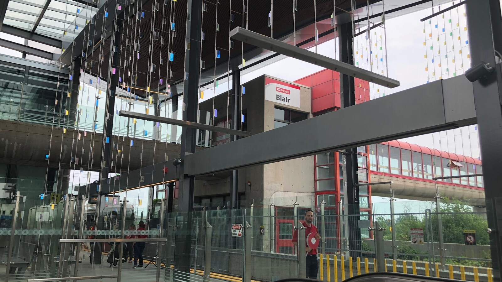L'intérieur de la station Blair de l'O-Train d'Ottawa.