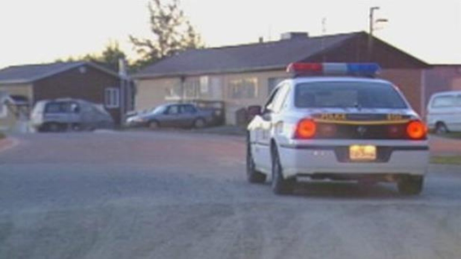 Voiture de police dans une rue de la réserve autochtone