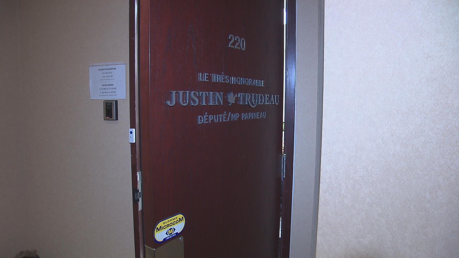 La porte du bureau de circonscription de Justin Trudeau à Montréal.