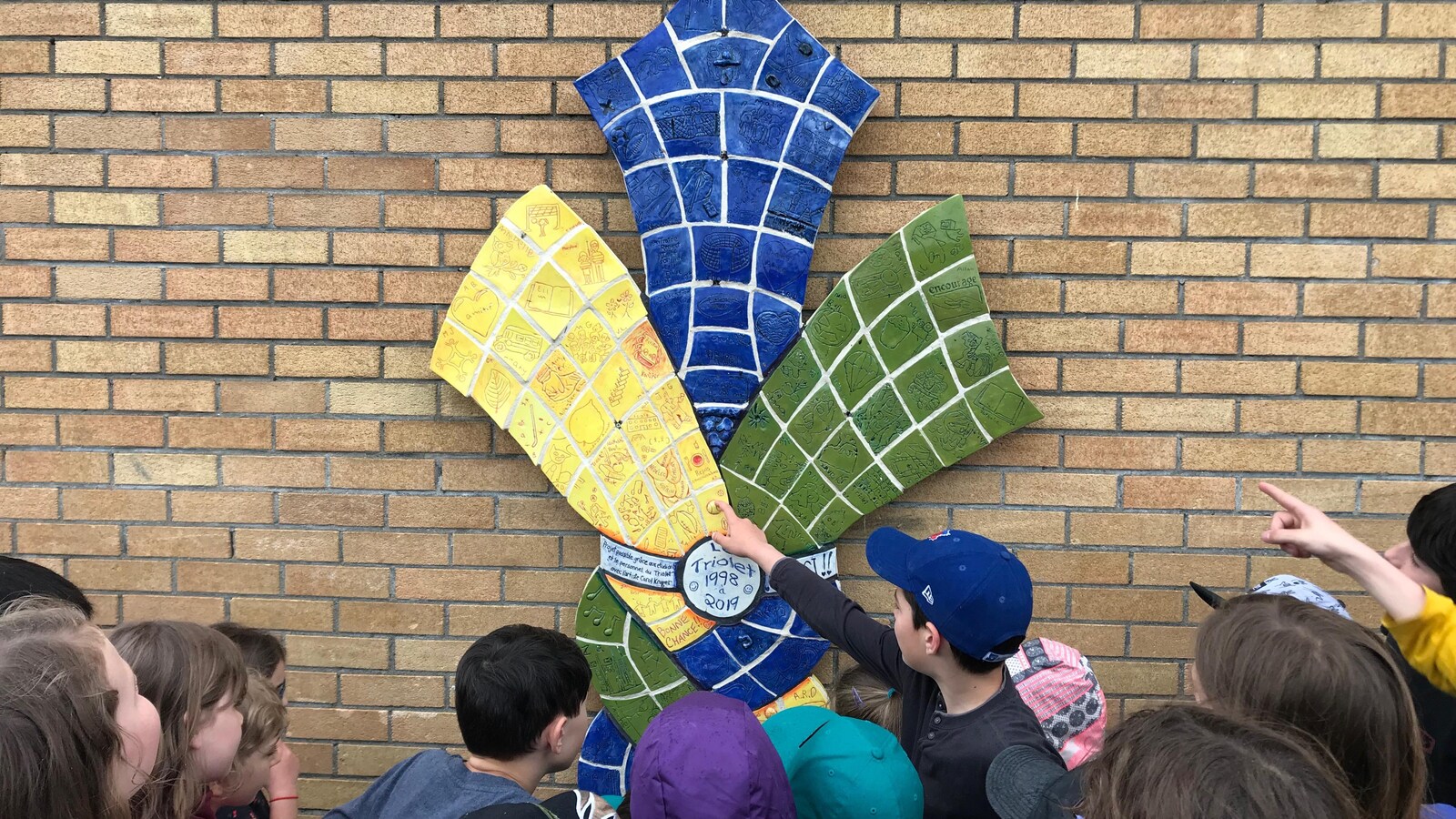 Une oeuvre en mosaïque prend la forme d'une fleur de lys.