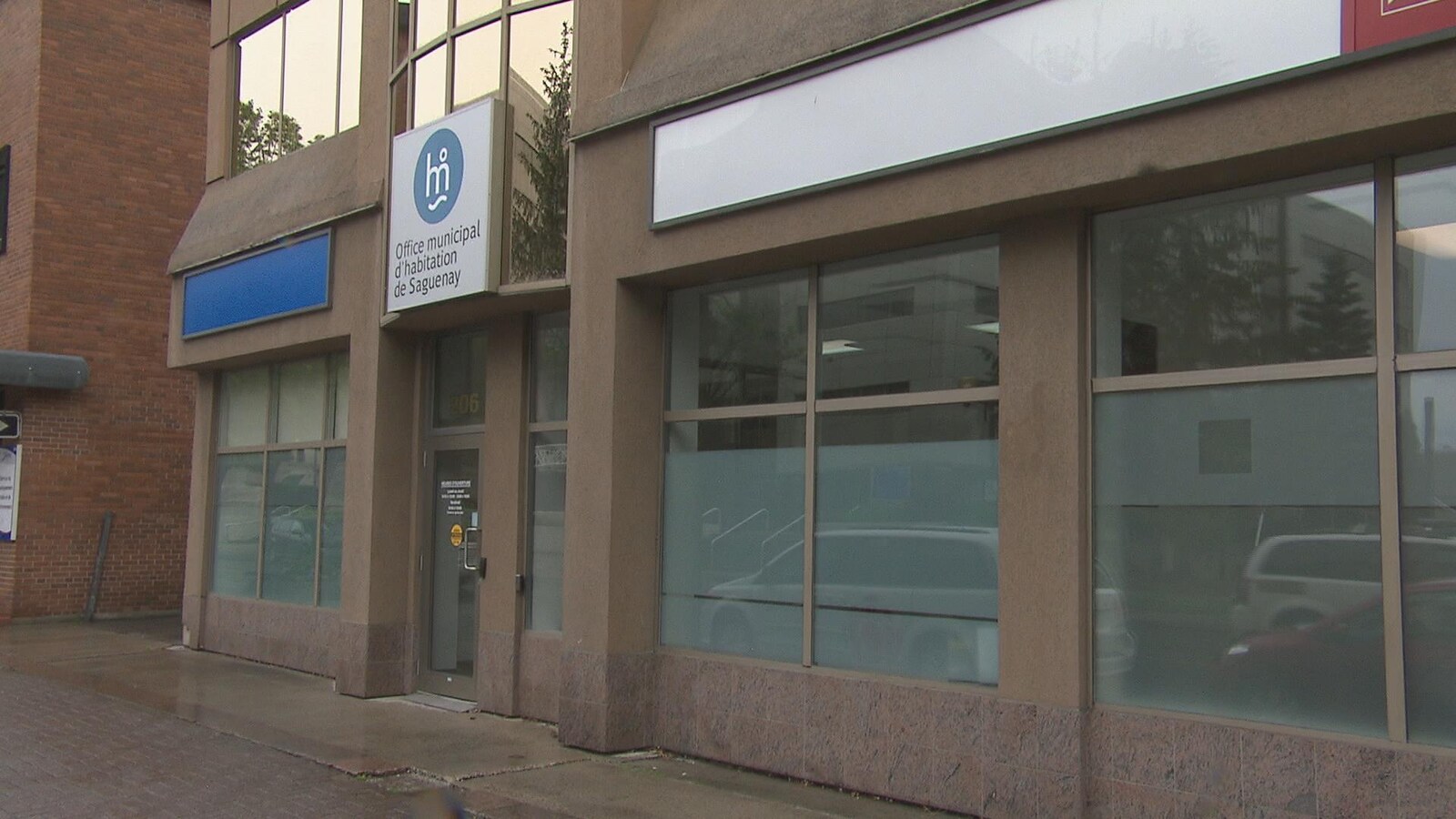 La devanture des bureaux de l'Office municipal d'habitation de Saguenay