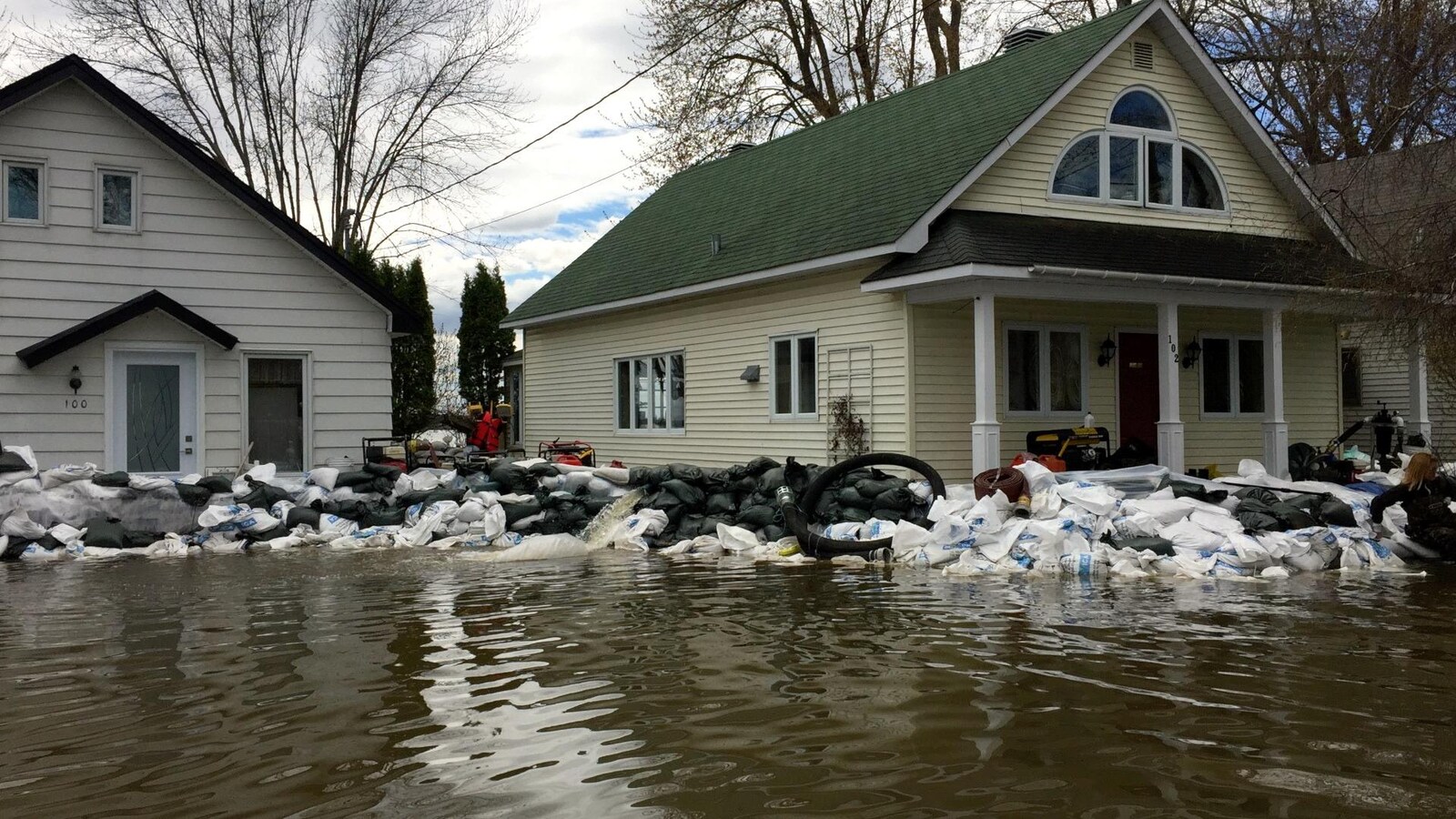 Deux maisons d'Oka symbolisent la lutte contre la crue des eaux Inondations printemps 2017
