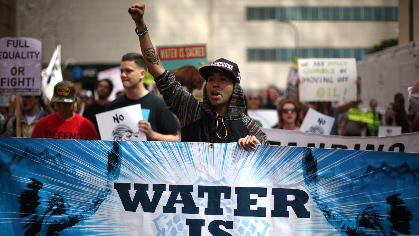 Des manifestants à Los Angeles contre des projets d'oléoducs aux États-Unis.