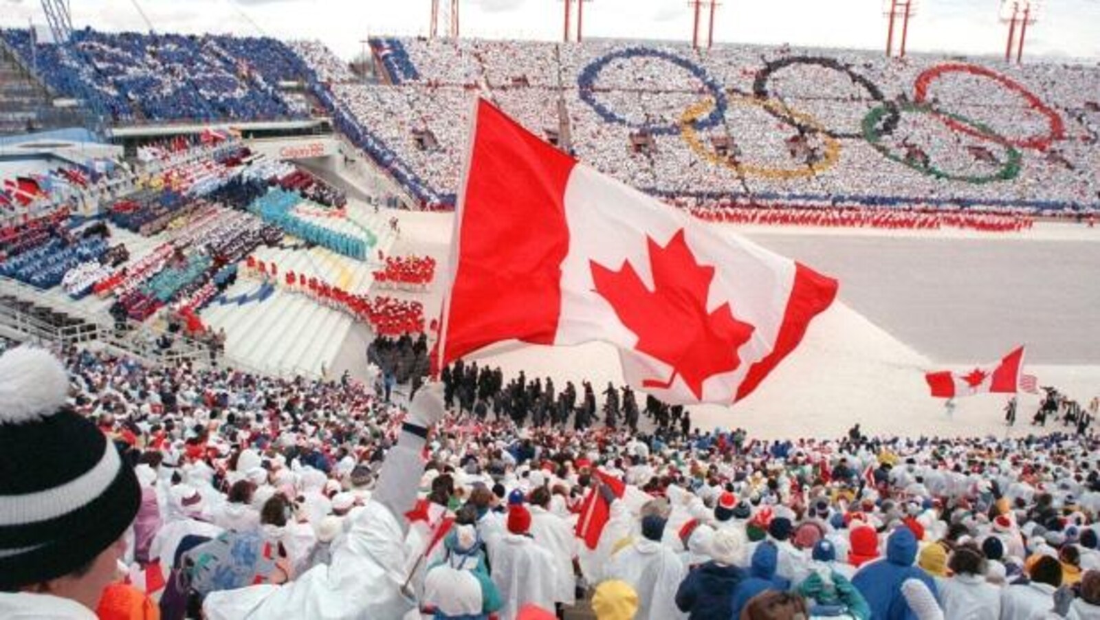 Vue sur le drapeau du Canada dans un stade rempli de personnes
