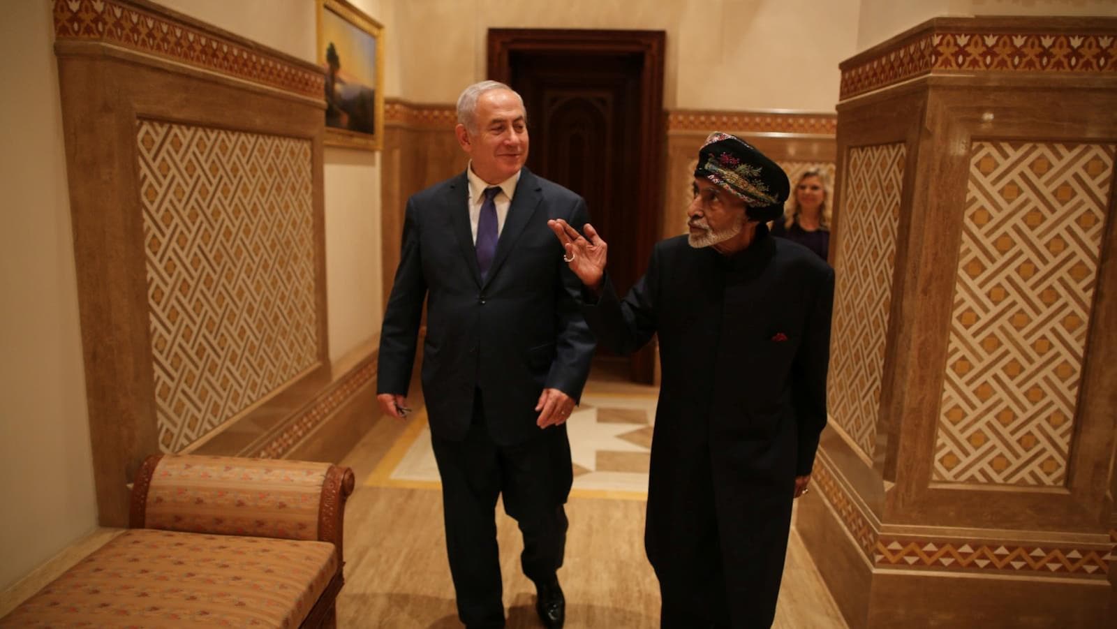Le premier ministre israélien Benjamin Netanyahu aux côtés du sultan Qabous d'Oman lors d'une visite surprise dans ce petit pays arabe sans liens diplomatique avec l'État hébreu.