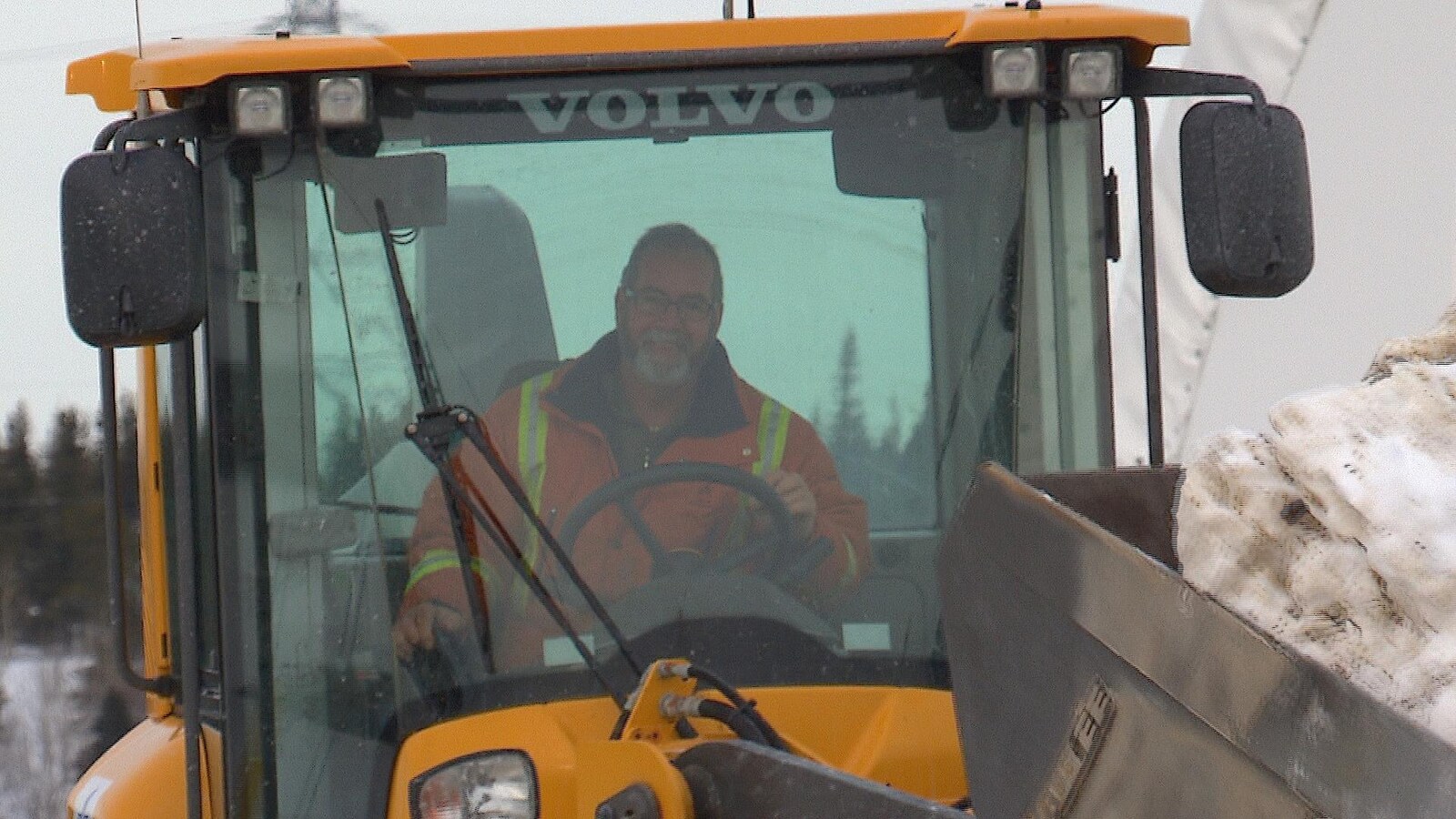 Un employé de la Ville de Baie-Comeau à l'oeuvre