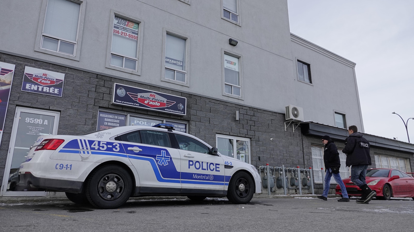 Une voiture de police stationnée devant le commerce « ML Multi-Pièces d'auto ».