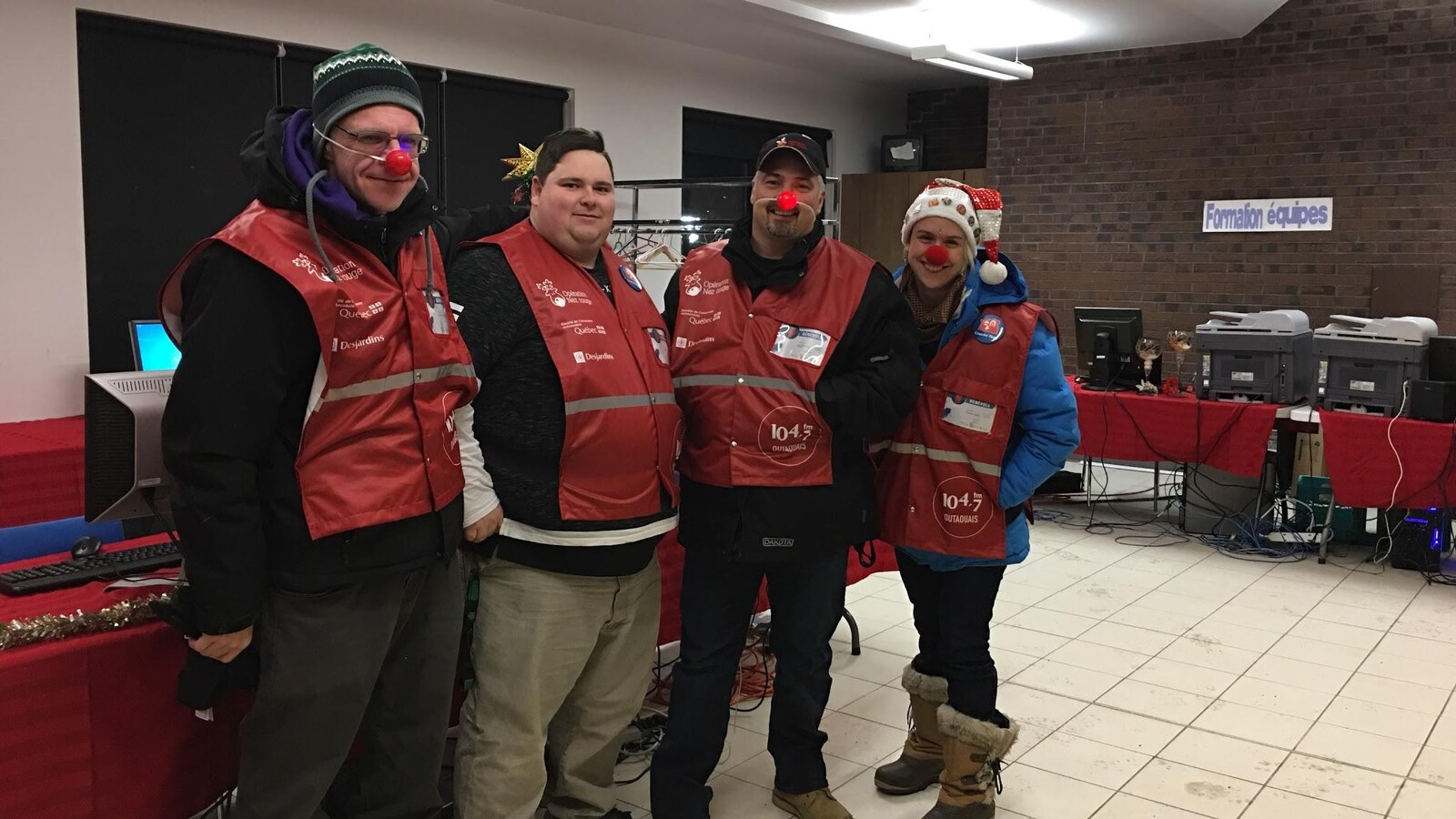 Quatre bénévoles, trois hommes et une femme, de l'organisme Nez Rouge Outaouais.