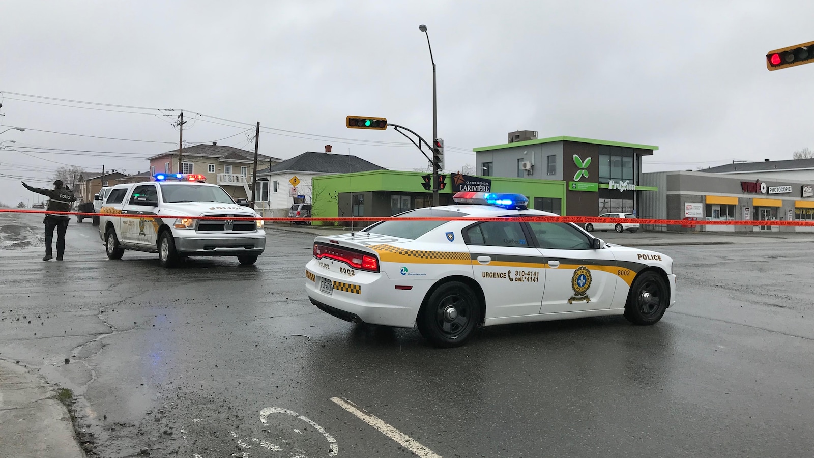Des voitures de la Sûreté du Québec sont placées pour barrer des rues.