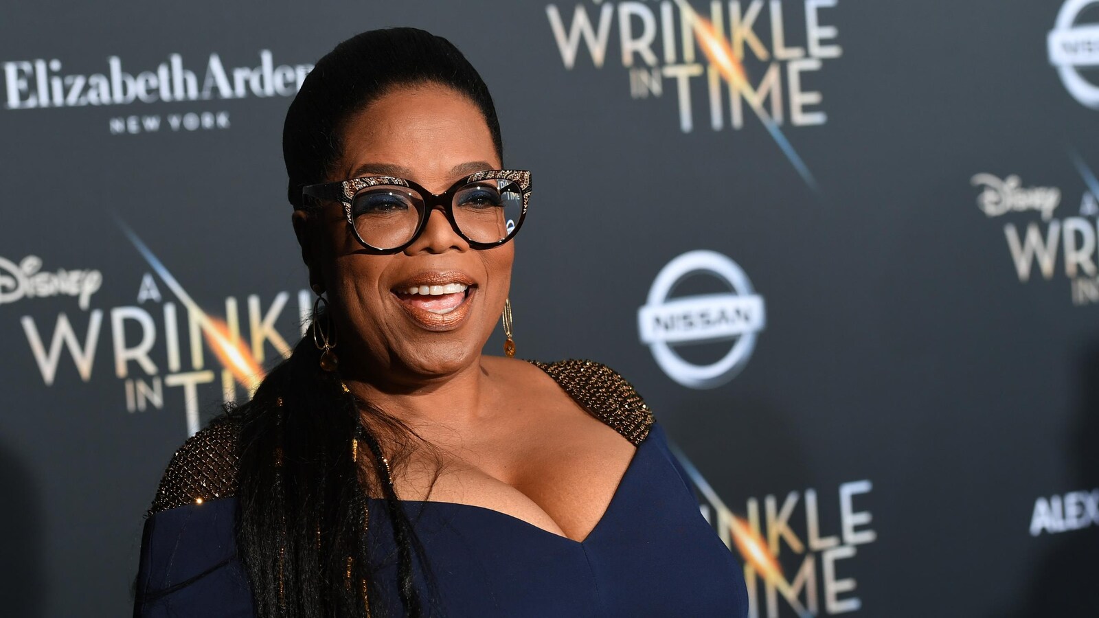 Oprah Winfrey posant pour les caméras lors d'un tapis rouge.