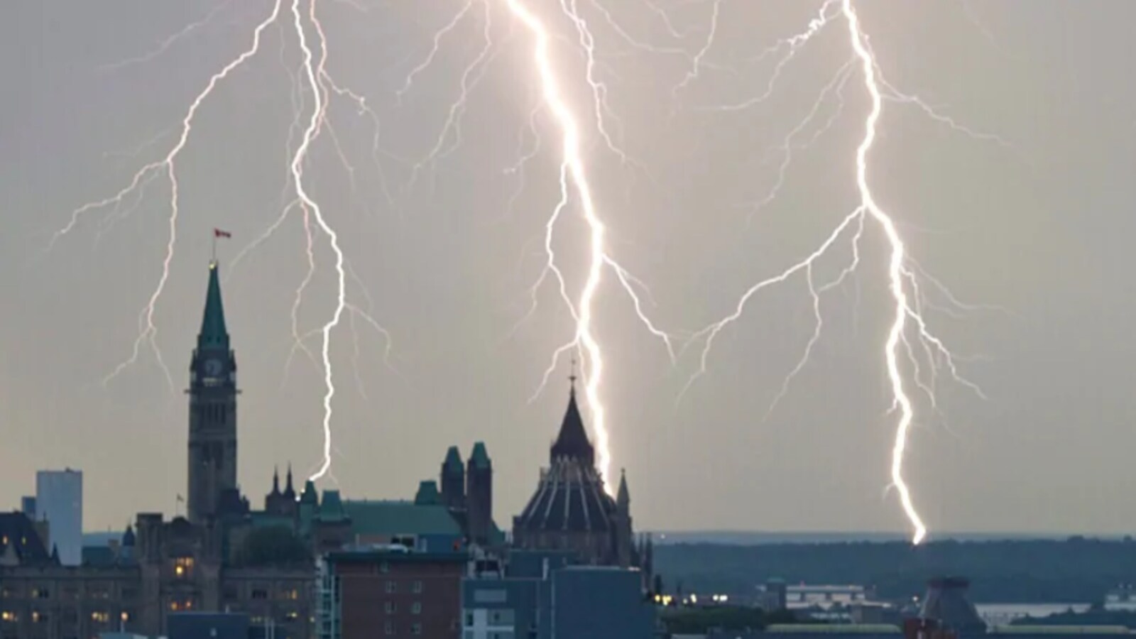 De la foudre dans le ciel d'Ottawa.