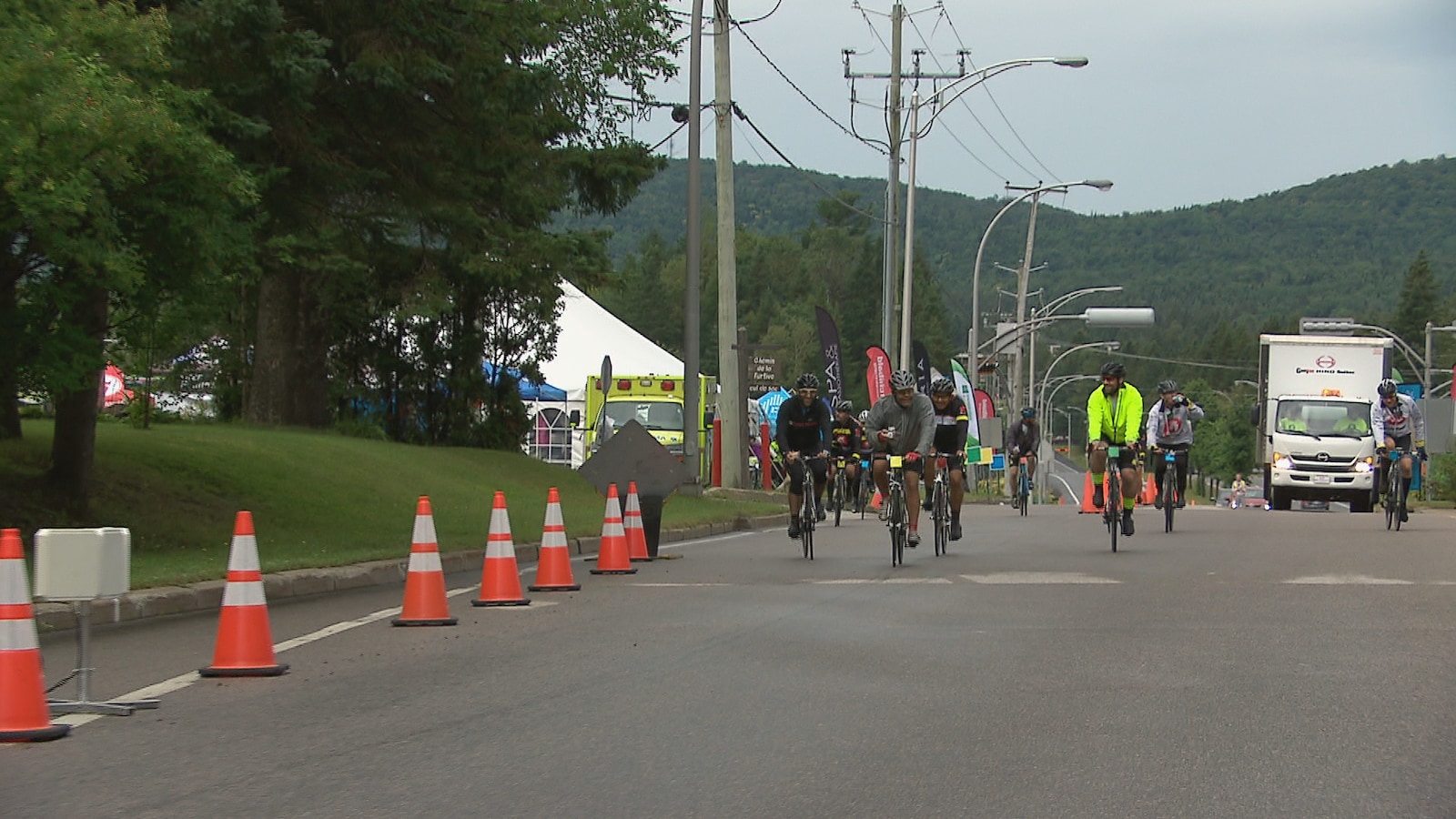 Des cyclistes qui participent au défi 24h du Lac-Beauport.