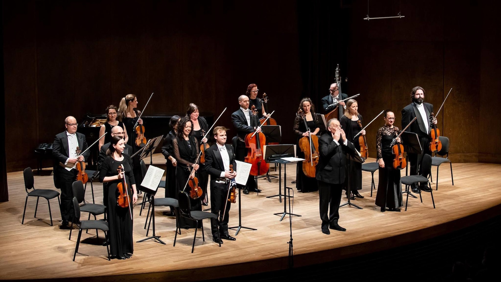 L'orchestre debout sur scène.