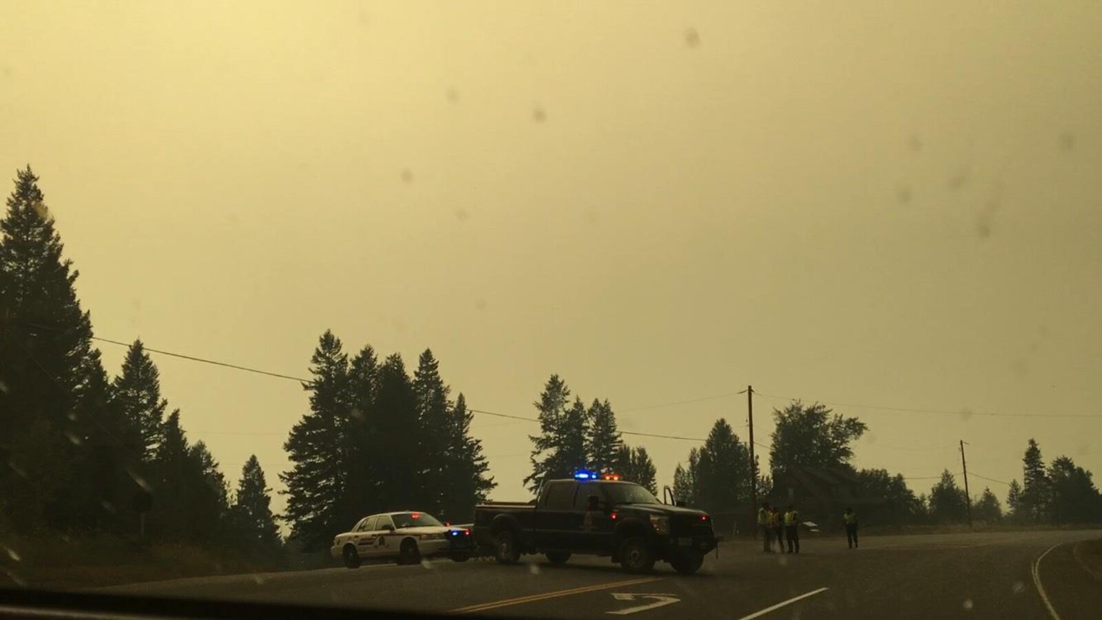 Des véhicules de police bloquent l'autoroute 97 au nord de Williams Lake.