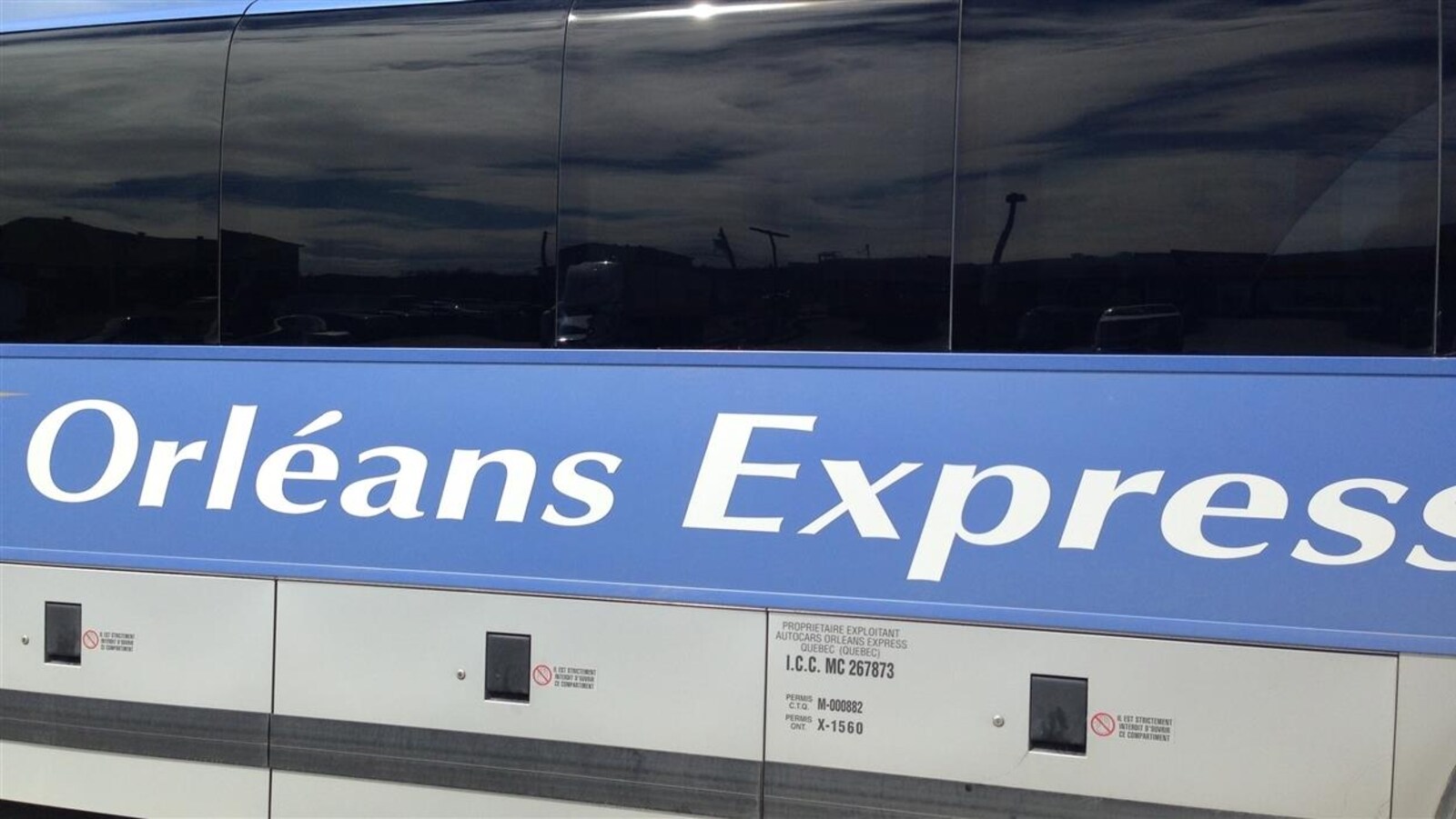Logo d'Orléans Express sur un autobus.