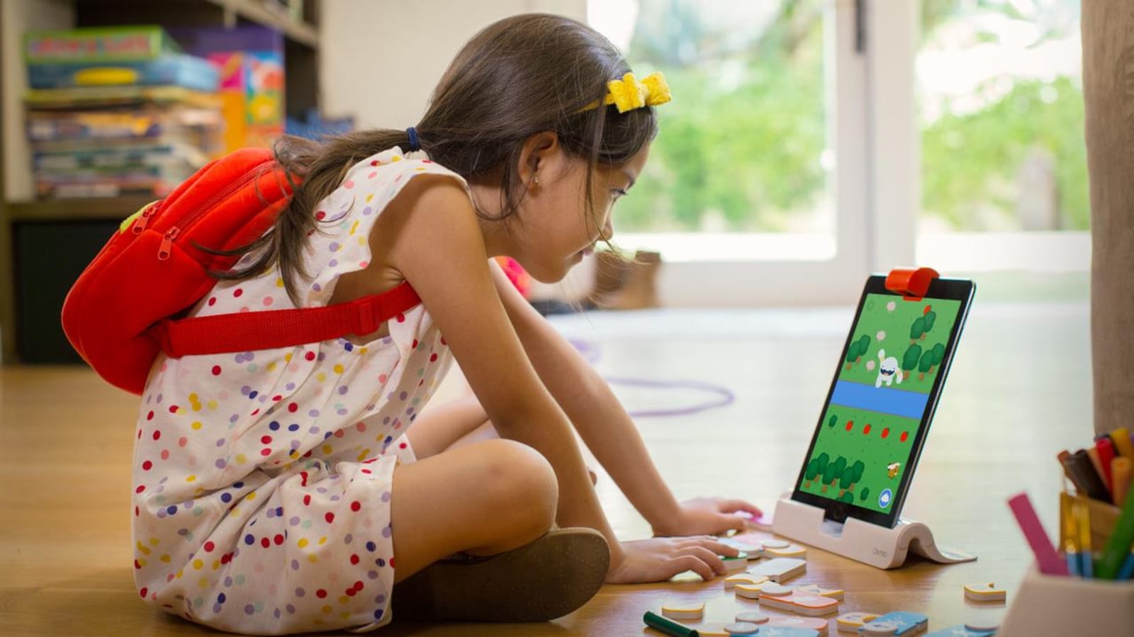 Une fillette apprend les rudiments du codage grâce à un jeu Osmo.