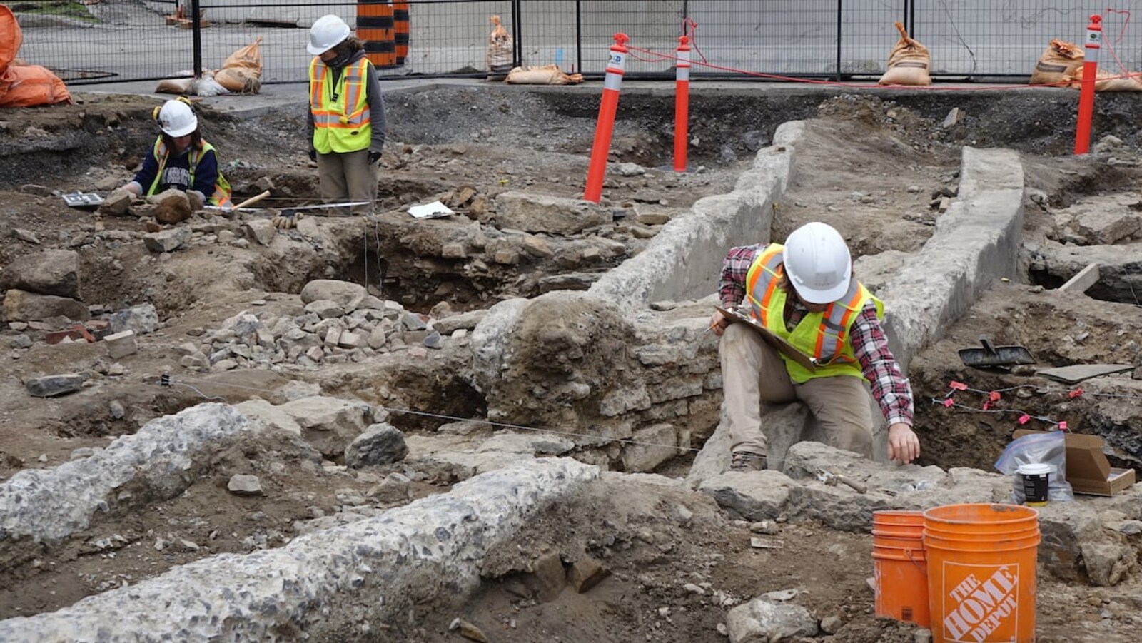 Des travailleurs creusent dans le cadre des travaux de rénovation de l'édifice du Centre de la colline du Parlement, à Ottawa.