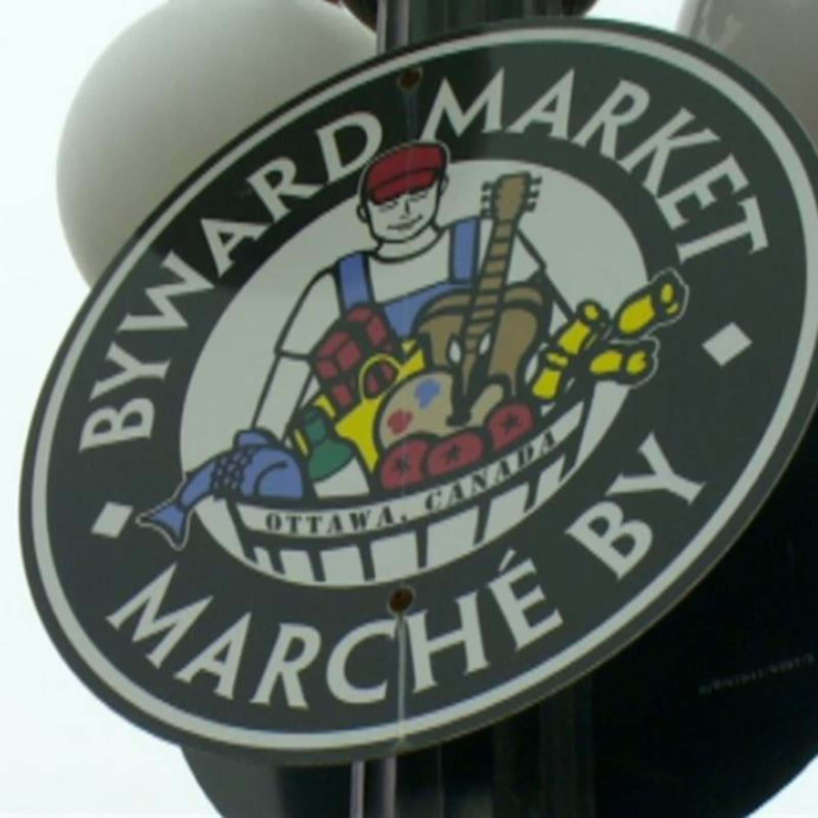 Une pancarte annonçant le marché By