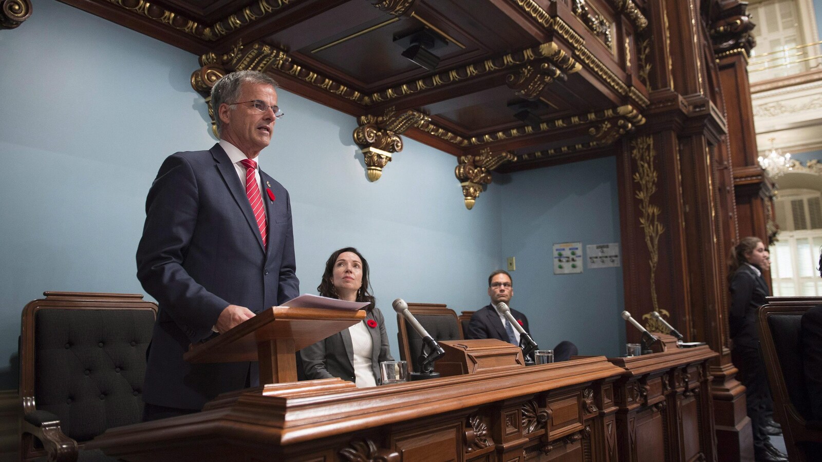 Le député Guy Ouellette, debout, a fait une déclaration solennelle à l'Assemblée nationale le 31 octobre 2017.