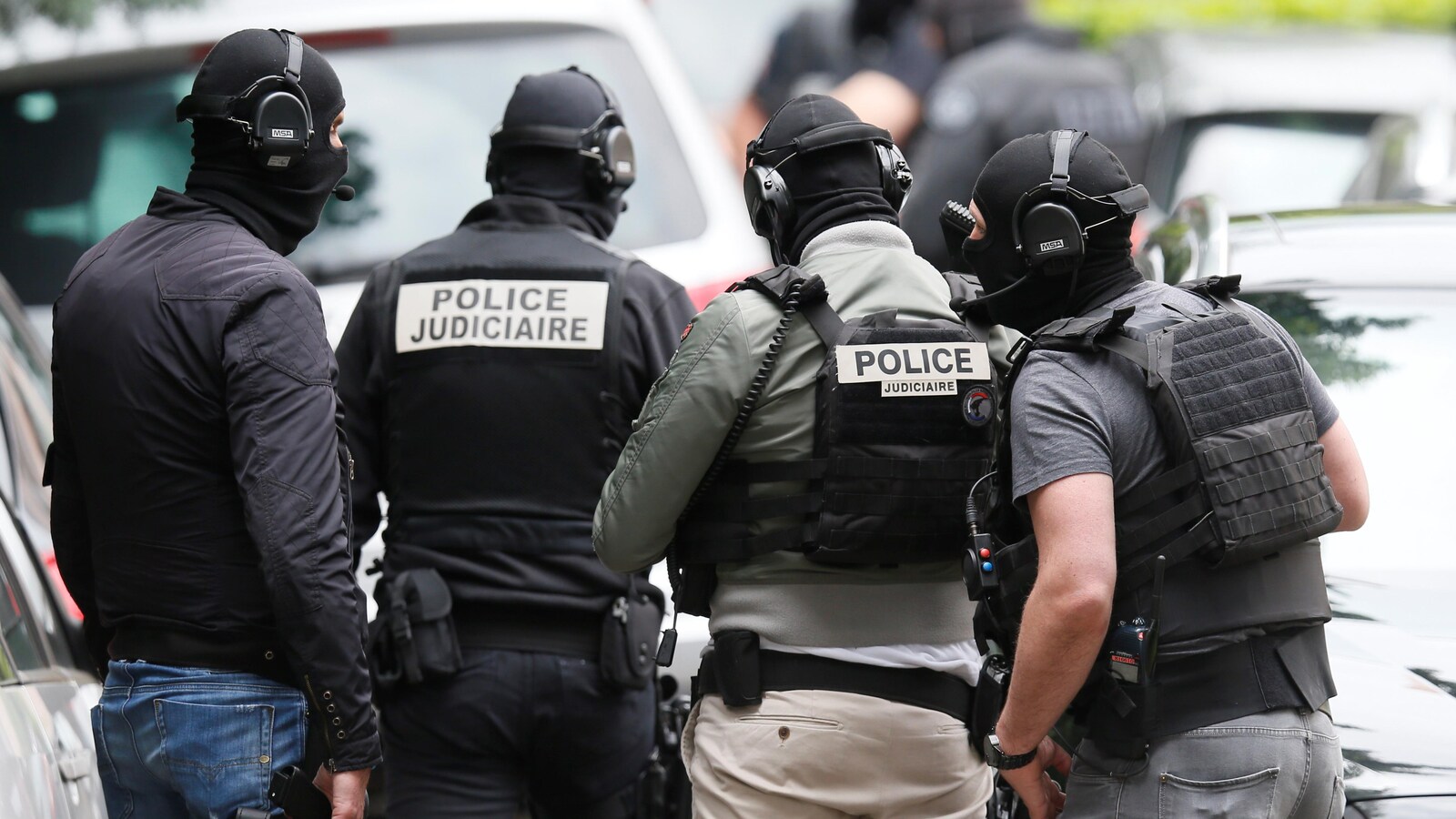 Des enquêteurs lors d'une perquisition à Oullins, près de Lyon le 27 mai 2019