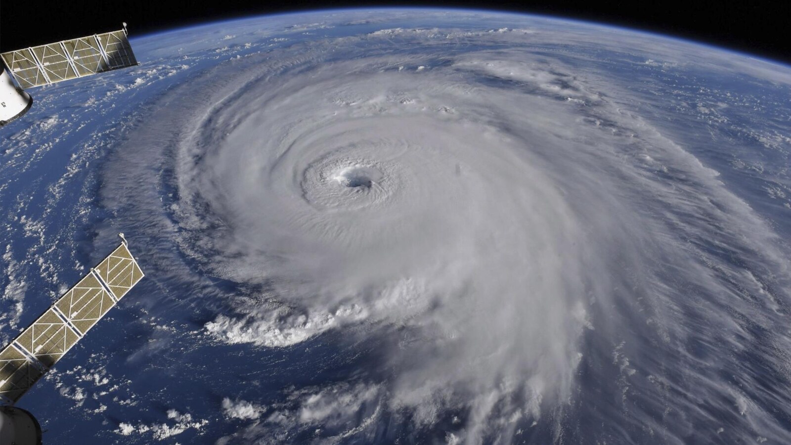 Vue en plongée d'un gigantesque tourbillon d'eau et d'écume représentant l'ouragan Florence vu à partir de la station spatiale internationale.