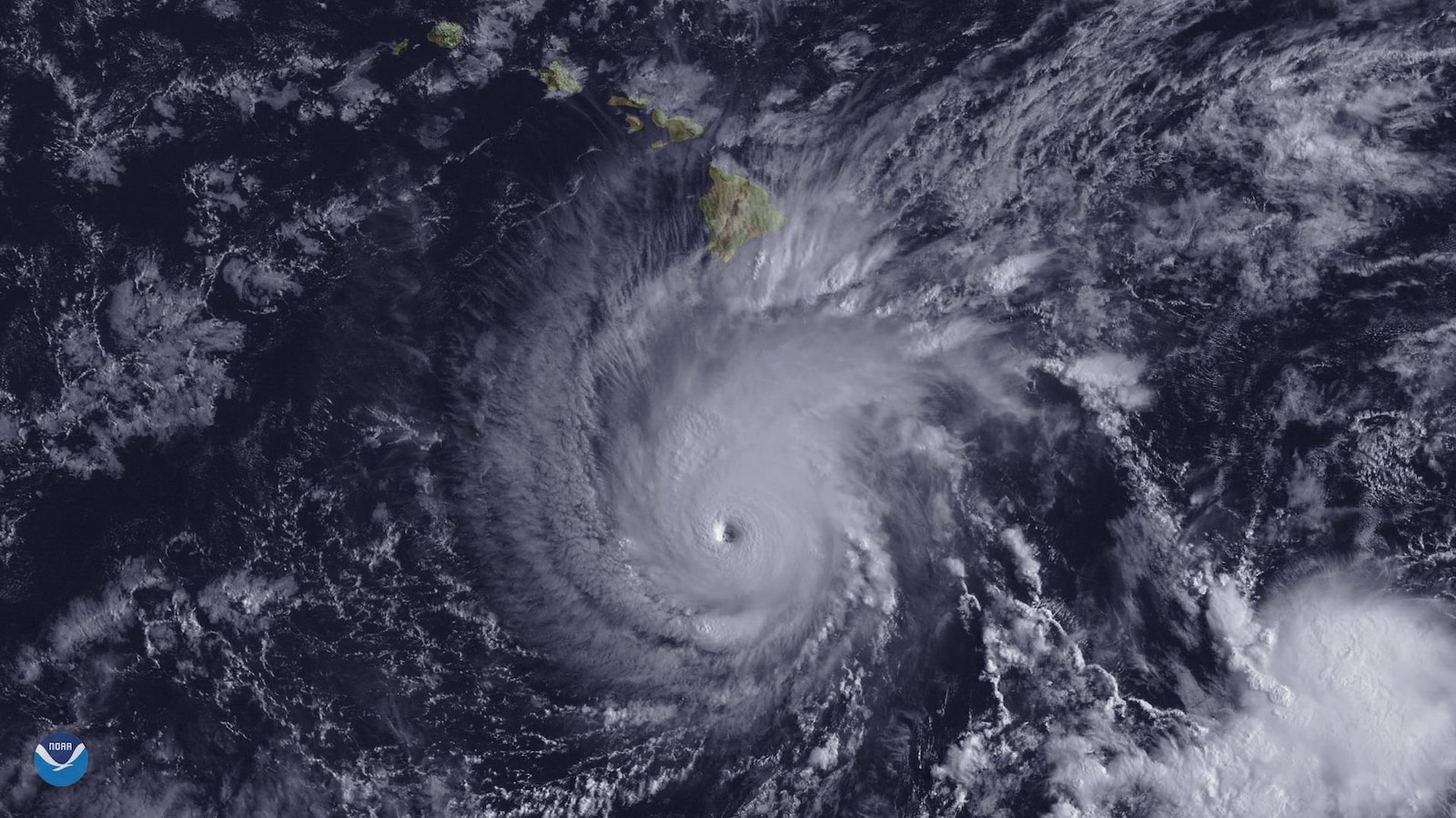 Les images satellites de la NOAA montrent l'ouragan et son œil qui s'approche de l'archipel.