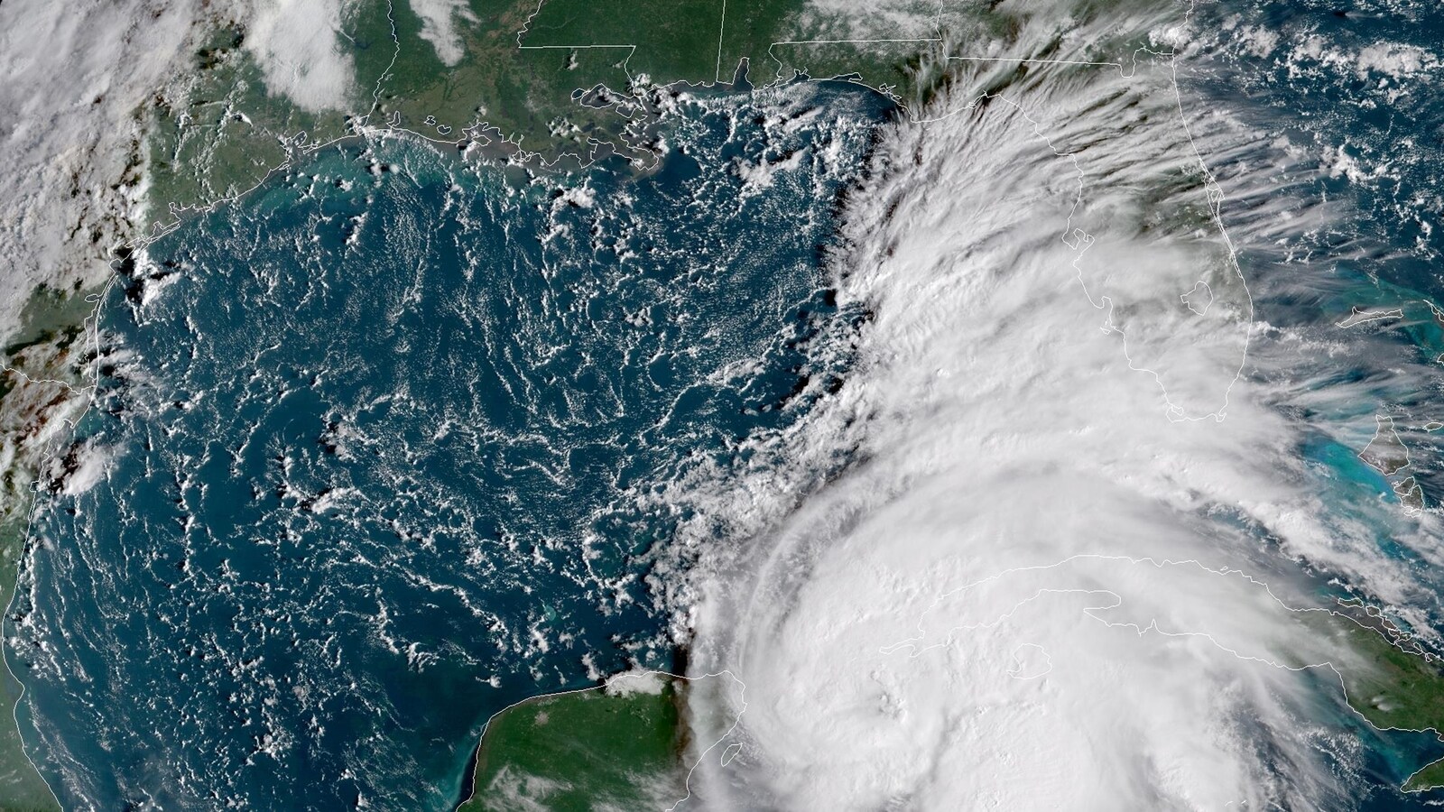Une image satellite prise le 8 octobre montre le déploiement de Michael dans le golfe du Mexique.