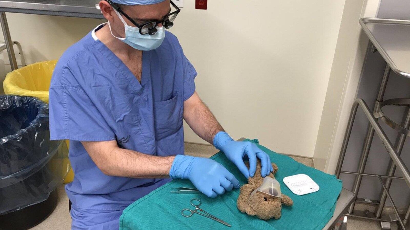 Une première pour le neurochirurgien Daniel McNeely : il a opéré un ourson cette semaine pour apaiser un de ses petits patients.