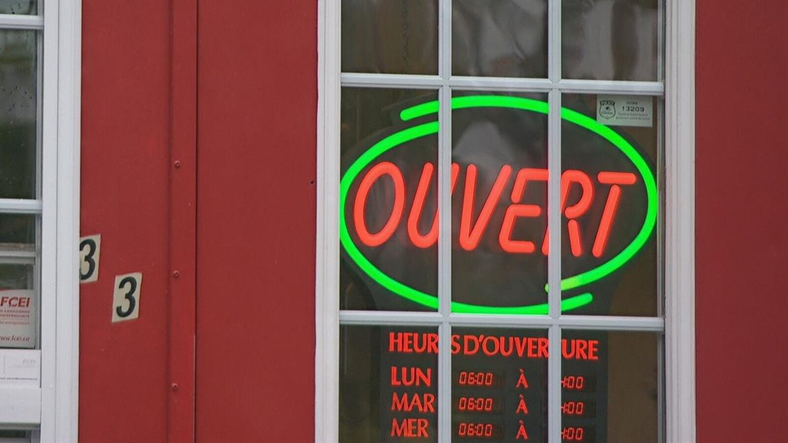 Une affiche lumineuse indique qu'un commerce est ouvert
